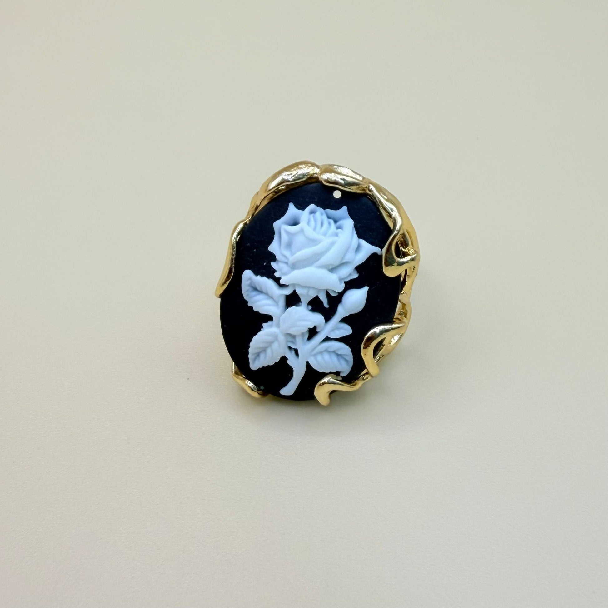 Rosa Cameo – Gold Stainless Steel Vintage Ring
