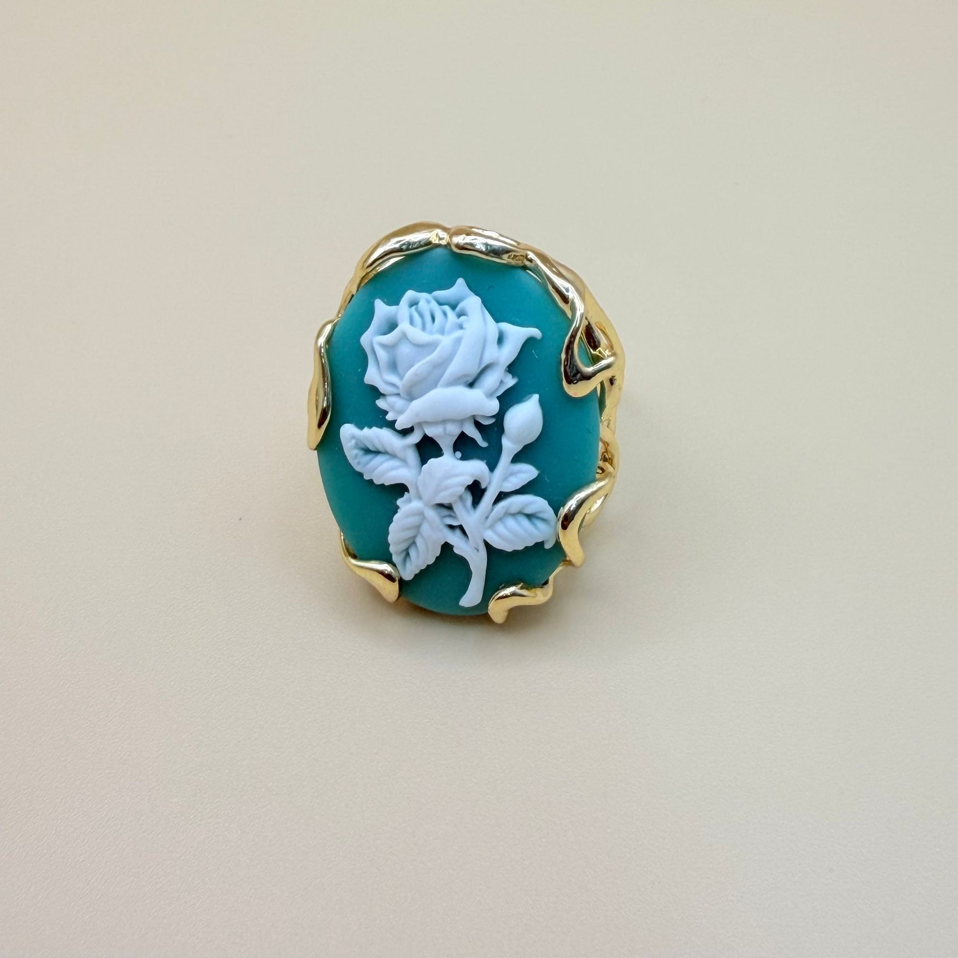 Rosa Cameo – Gold Stainless Steel Vintage Ring